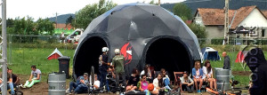 spalić namiot z kopułą geodezyjną na festiwalu